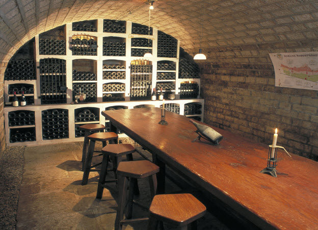 Aménager une cave voutée avec des casiers en pierre de comblanchien de la marque Vinis